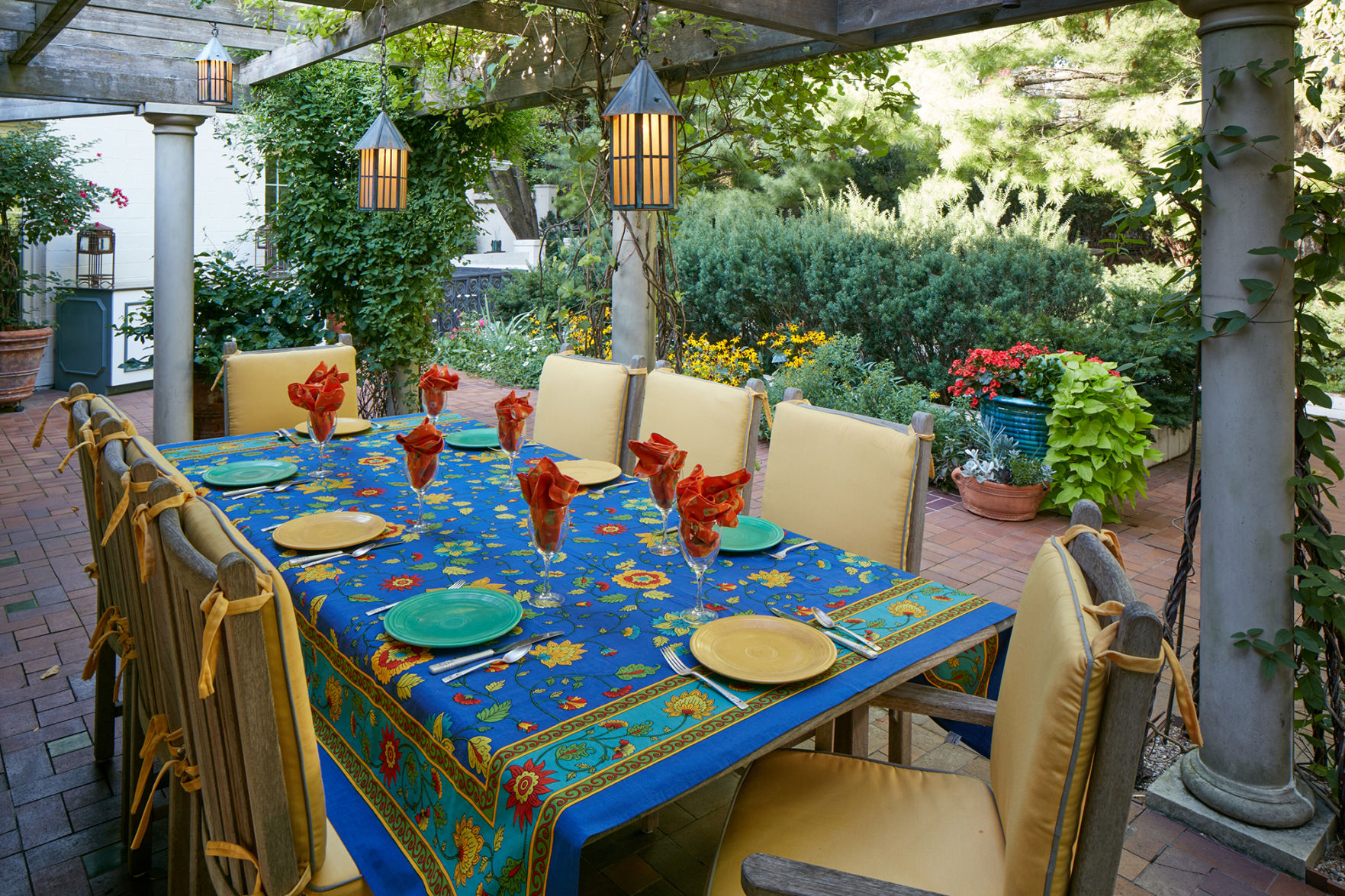 Pergola dining in Fairacres, Omaha